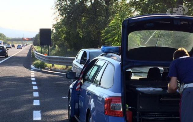 Viaggia per 13 chilometri contromano: tragedia sfiorata sull'A-16