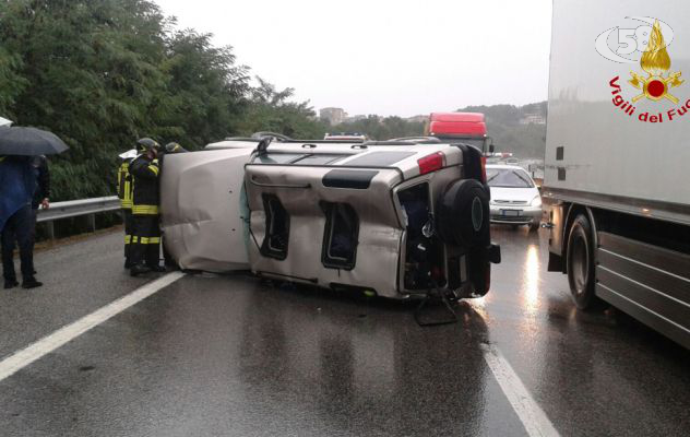 Auto si ribalta, due anziani intrappolati / FOTO