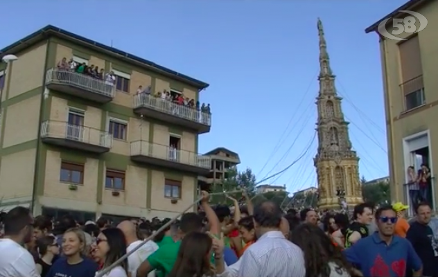 Mirabella, la tirata archivia le polemiche: in migliaia per il Carro / VIDEO