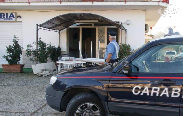 Roccabascerana, bomba carta esplode davanti a circolo privato 