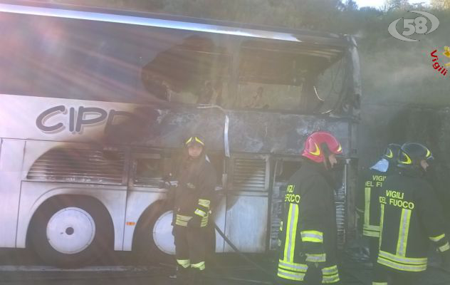 San Sossio, a fuoco bus di pellegrini diretto a San Giovanni Rotondo