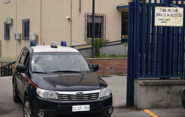 S'indigna per un sorpasso e minaccia il conducente con un coltello