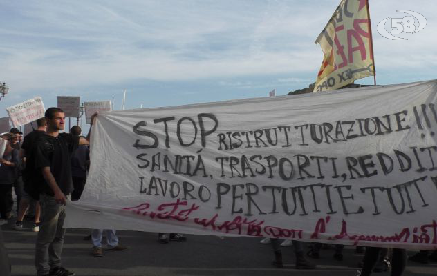 Sanità, la linea di De Luca per uscire dal piano di rientro. Ma c'è chi lo contesta