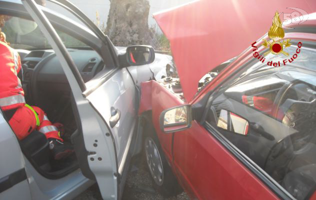 Monteforte, grave incidente stradale: Vigili del Fuoco costretti a tagliare le lamiere dell'auto