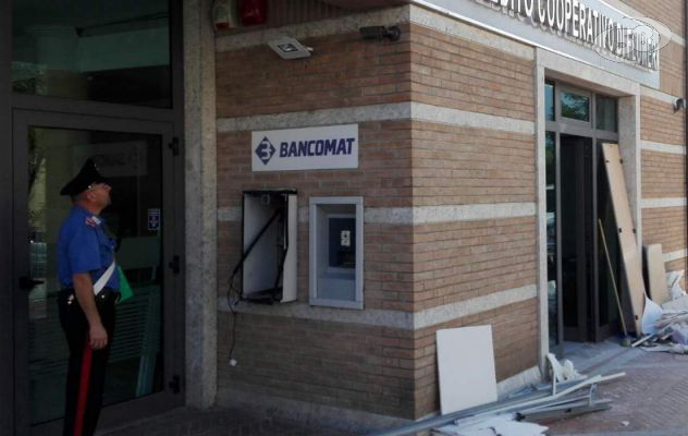 Bancomat sventrato: bottino 8mila euro. Refurtiva recuperata