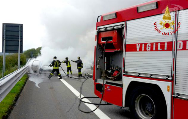 Doppio incendio sull'A16, donna in ospedale