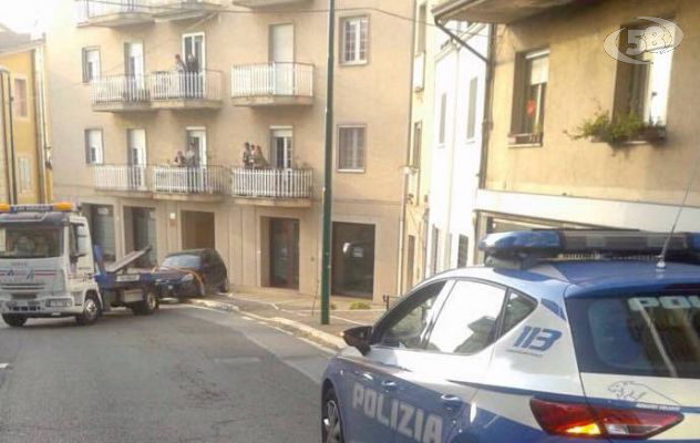 Ariano, auto senza autista percorre 50 metri e finisce contro un palazzo