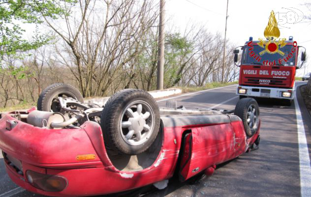 Spaventoso incidente: auto si ribalta. Vivo per miracolo