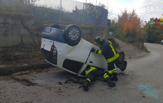 Si ribalta con l'auto: 22enne in ospedale