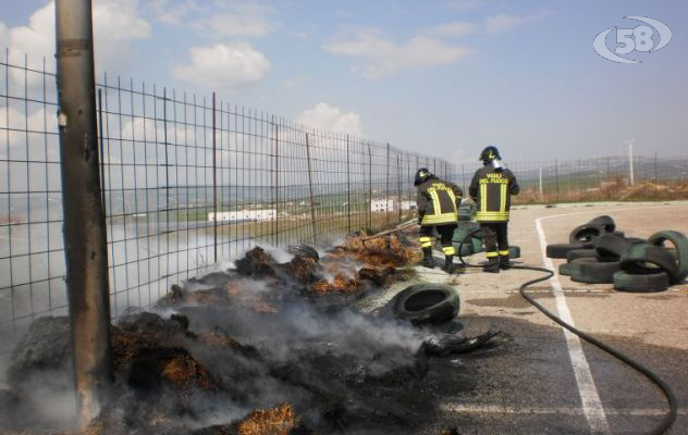 Ariano, in fiamme l'area industriale di Camporeale: si sospetta una bravata