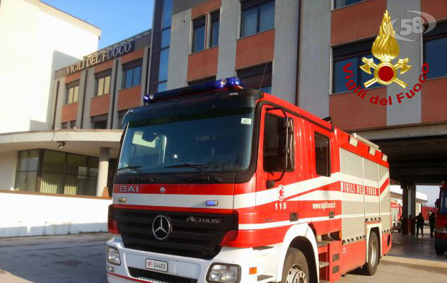 Casa in fiamme, proprietario resta ustionato