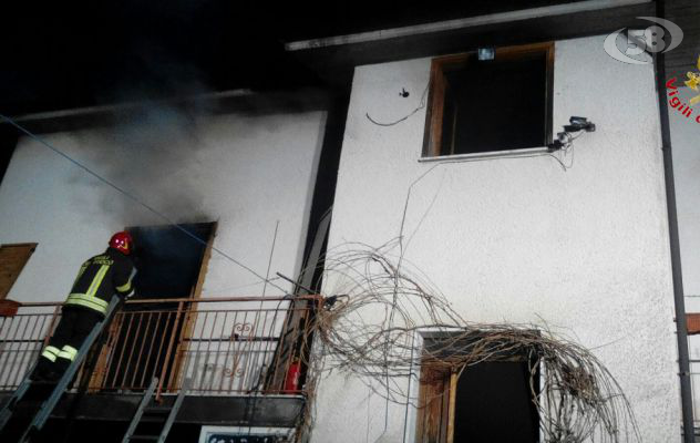 Natale da incubo, casa in fiamme: uomo rischia di rimanere intrappolato