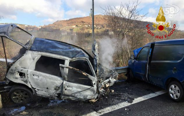 Frontale sull'Ofantina: auto prende fuoco. Due feriti