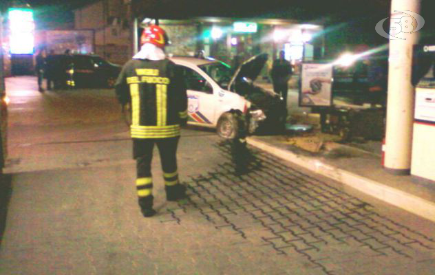 Grottaminarda, vigilantes si schianta contro una pompa di benzina