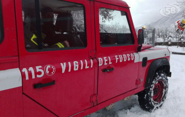 Bagnoli sotto 50 centimetri di neve: caschi rossi consegnano medicinali salvavita ad una donna