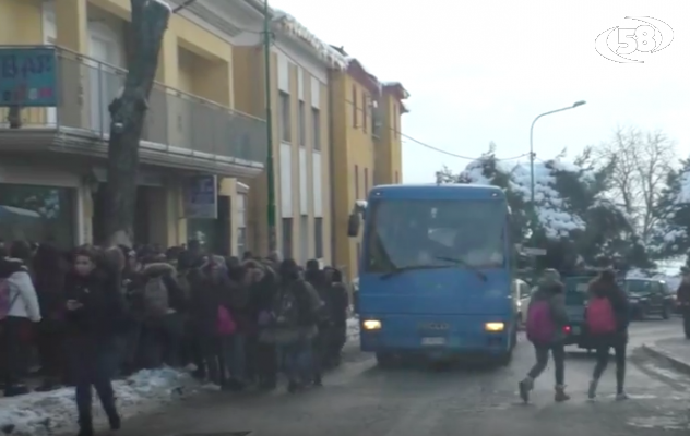 Caso Parzanese, l'ira degli studenti: ''Altro che scansafatiche, le aule erano fredde''