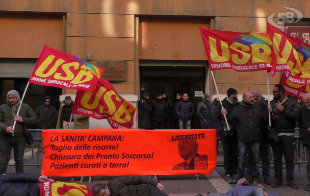 ''Sanità al collasso'', protesta sotto la Regione: ''Colpa di De Luca e Lorenzin'' /VIDEO