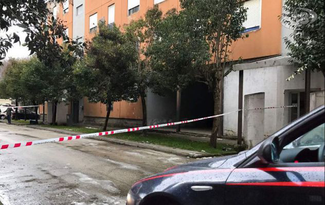 Bomba a mano in uno scantinato, evacuate due palazzine