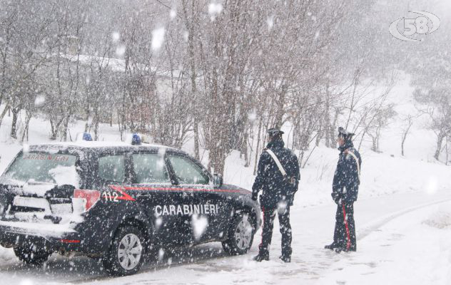 Litiga col marito e scappa: ritrovata in un bosco in mezzo alla neve