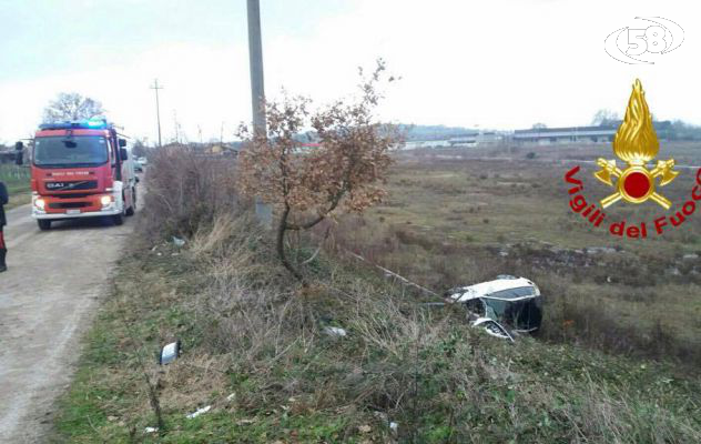 Bonito, auto finisce in una scarpata: due in ospedale