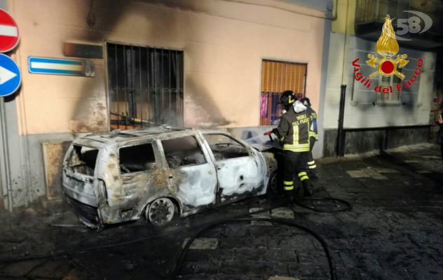 Casa e auto in fiamme,  paura per una famiglia di Avella