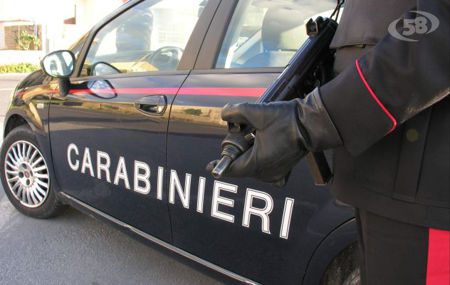 Senza patente e con un coltello, non si ferma all'alt: denunciato