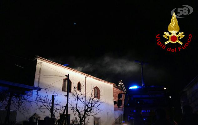 Villanova, tetto in fiamme /VIDEO. Nessun ferito