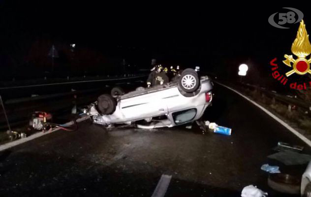 Scontro sulla Variante: auto si ribalta: 21enne resta incastrata