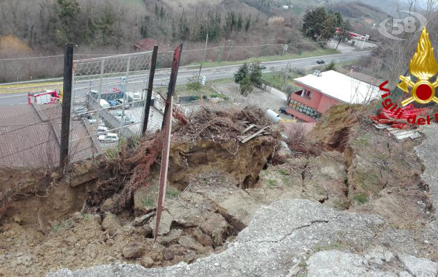 Ariano, frana sulla Statale 90: Vigili del Fuoco a lavoro