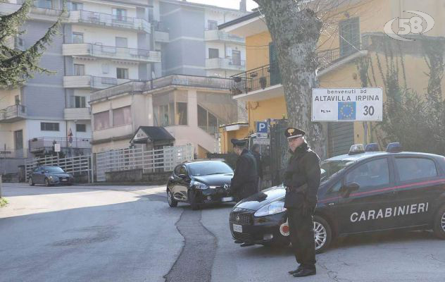 Ubriaco al volante e in possesso di un coltello: denunciato