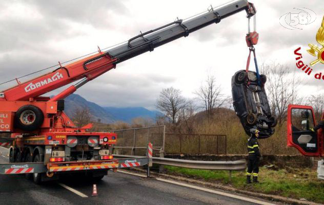 Sbanda e finisce sotto un ponte: recuperato dai Vigili del Fuoco