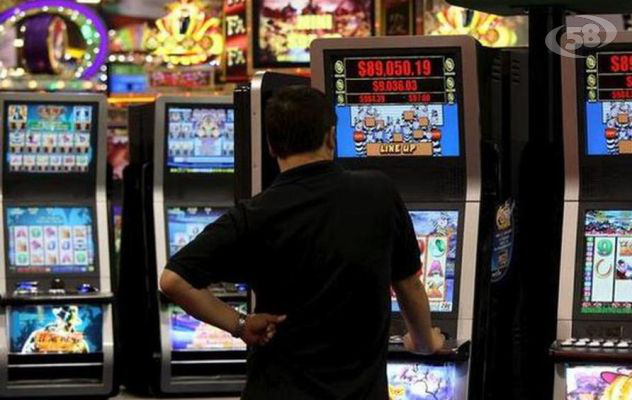 Perde 2700 euro, sfascia la slot e ne ''recupera'' 1500: beccato