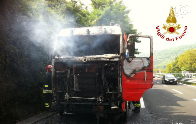 In fiamme autotreno sulla Napoli-Bari: disagi alla circolazione