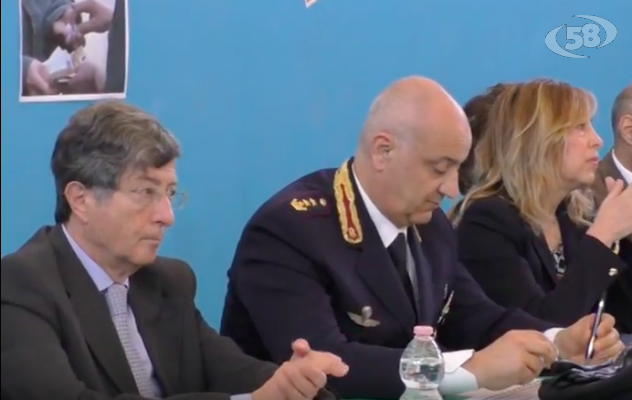 Droga, alcol, fumo: forze dell'ordine al ''De Gruttola'' /VIDEO