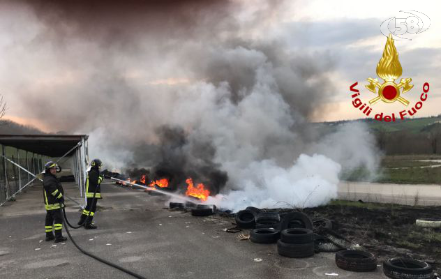 Grotta, in fiamme la pista go-kart: pneumatici a fuoco