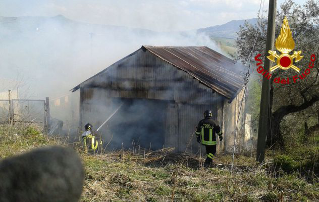 Villanova del Battista, fiamme in un deposito agricolo