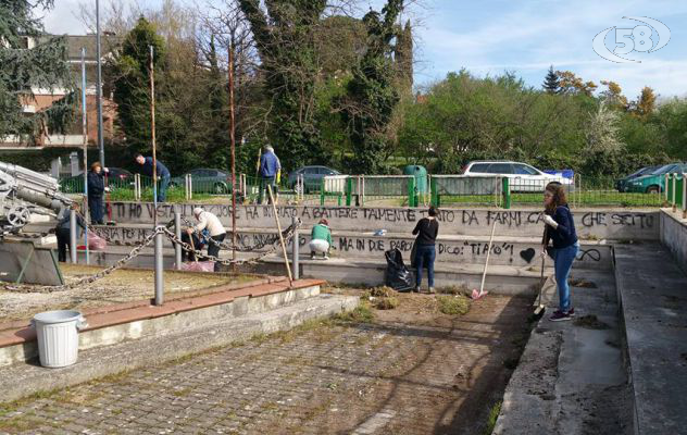 Il Comune latita, a ripulire la piazza ci pensano i cittadini