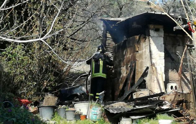 Gesualdo, deposito agricolo in fiamme / VIDEO