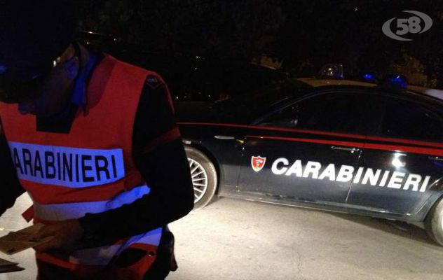 Auto si ribalta, il conducente scappa: il veicolo era rubato