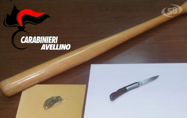 Trovato con una mazza da baseball e un coltello, denunciato