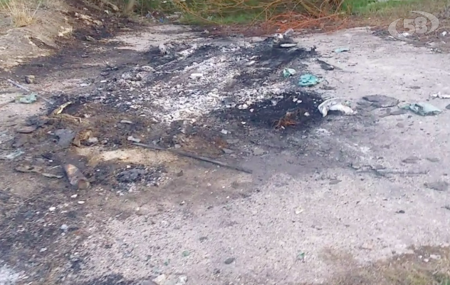 Shock a Contrada: uomo trovato carbonizzato in un'auto bruciata