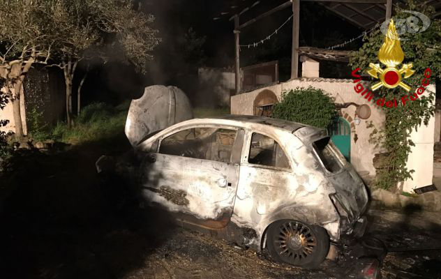 Mirabella, auto in fiamme nella notte