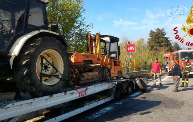 Mirabella, autoarticolato in fiamme: caschi rossi a lavoro 