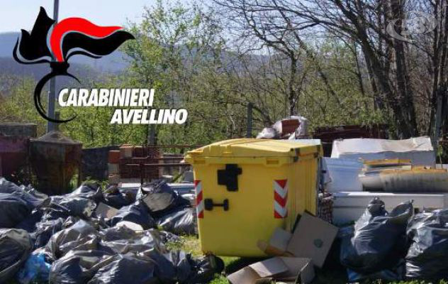 Sversava rifiuti in un'area comunale, denunciato titolare di un negozio