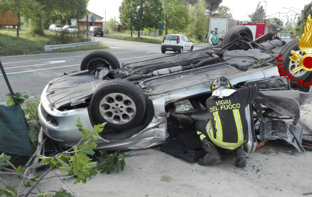 Si ribalta e resta incastrato: paura per un cinquantenne