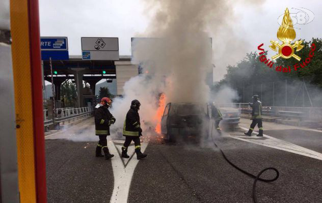 Auto in fiamme a due passi dal casello autostradale