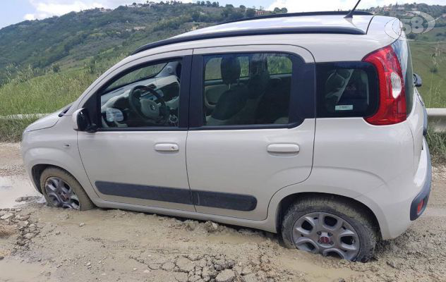 Strada colabrodo, auto bloccata in Contrada Creta