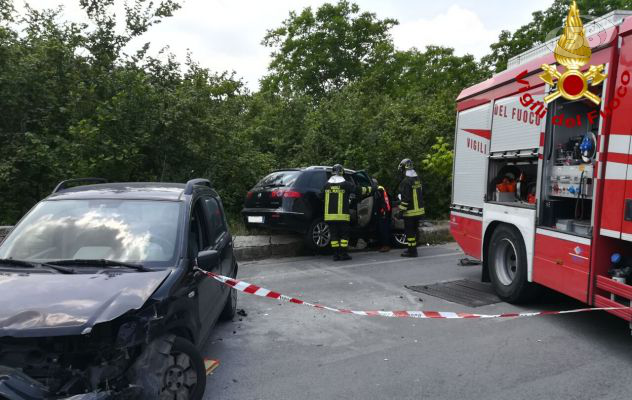 Scontro tra auto, una resta in bilico: tre feriti