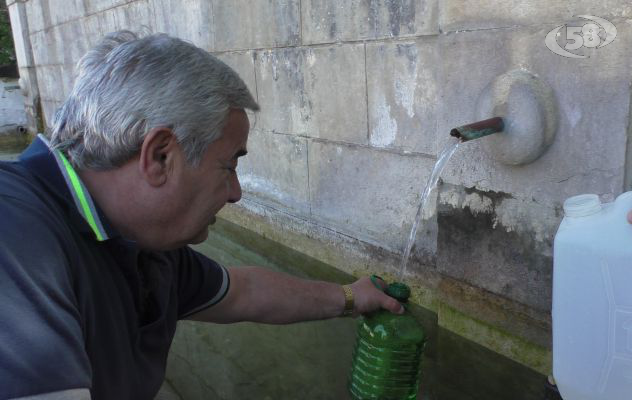 Ariano, tutti in fila per fare ''il pieno''...di acqua / VIDEO