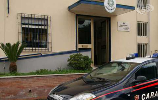 I carabinieri gli sequestrano l'auto, ma lui la riduce in pezzi